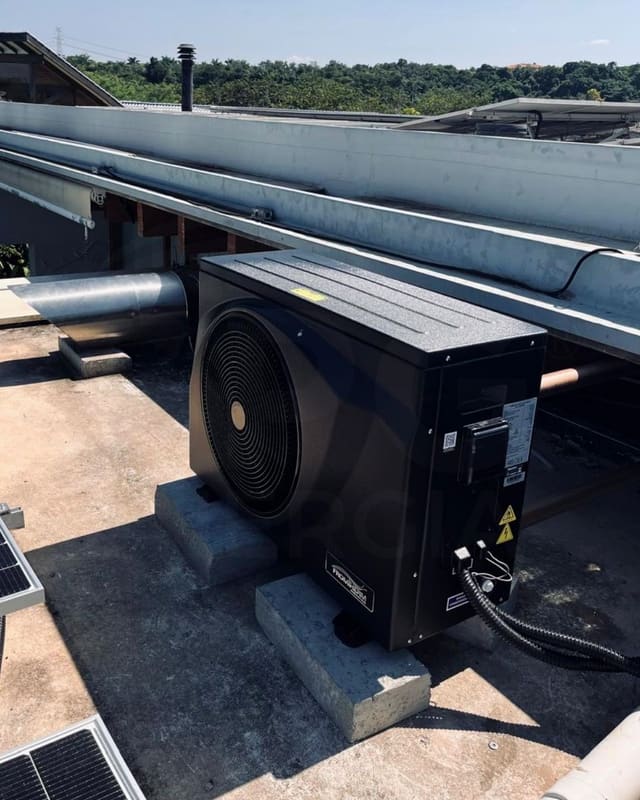 Bomba de calor instalada em uma laje, sobre bases de concreto, com a tubulação protegida